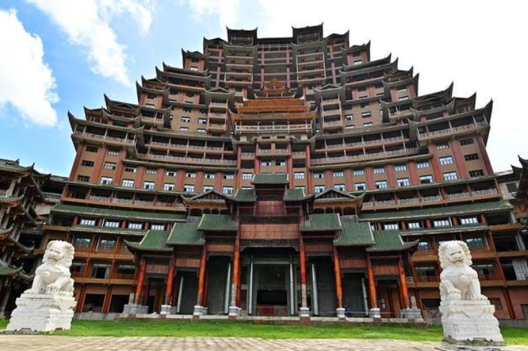 滥建“文化地标”.jpg