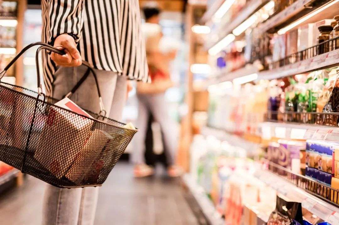 须严守临期食品安全红线.jpg